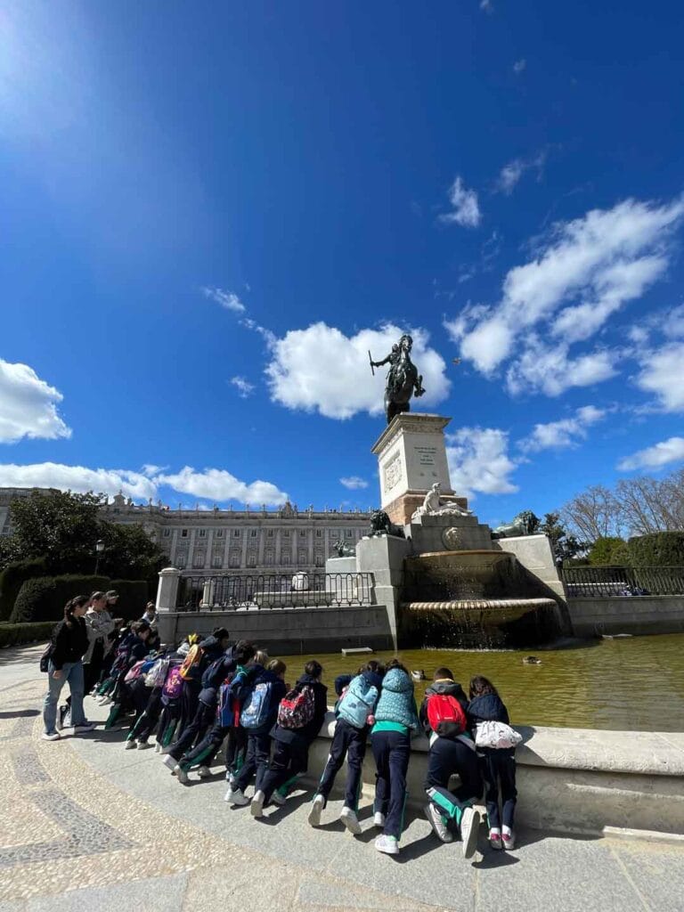 grupo de estudiantes explorando durante excursión cultural