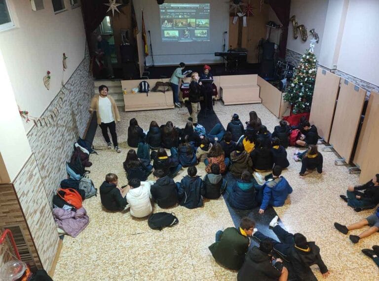 niños aprendiendo historia en salida cultural escolar